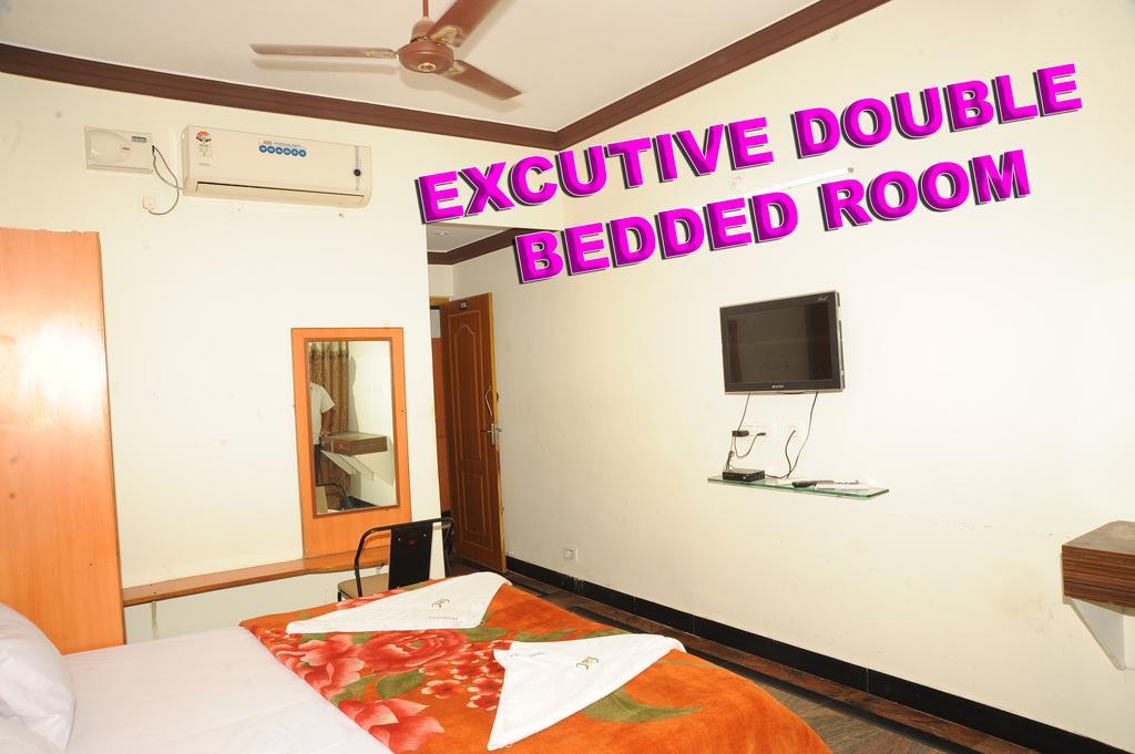 V.K.Residency Hotel Tirupati Buitenkant foto